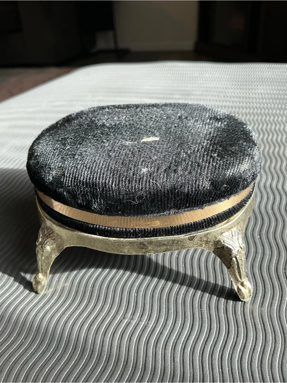 Vintage-style Round Jewelry Trinket Box with Red Velvet Interior